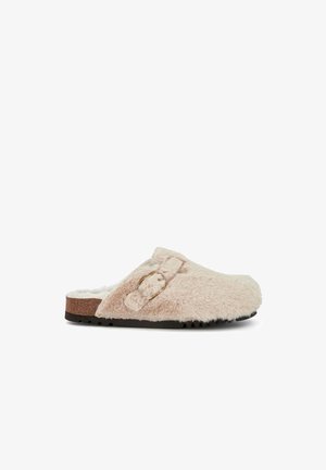 Chausson en fausse fourrure rose clair à enfiler avec une semelle en liège, doté d'une boucle décorative et d'un intérieur doux et pelucheux pour plus de confort.