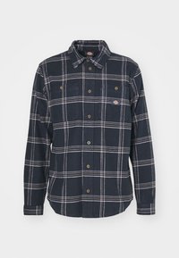 Camicia di flanella a quadri blu navy con strisce bianche, maniche lunghe, colletto a punta, due tasche sul petto e bottoni marroni.