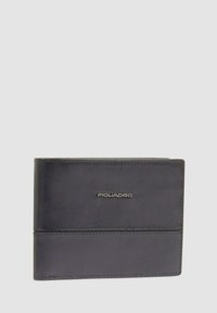 Zwarte leren portemonnee met een gladde textuur, voorzien van een subtiel geprefabriceerd logo en een minimalistisch ontwerp met kaartsleuven en een biljetcompartiment.