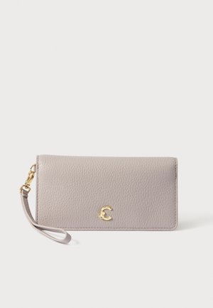 Cartera de cuero gris claro con acabado texturizado, con un logo dorado y una correa de muñeca desmontable. Diseño compacto con líneas limpias.