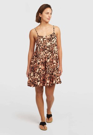 Čierne a oranžové šaty s kvetinovým vzorom, tenkými ramienkami, volánovým lemom a voľným strihom. Nosené s čiernymi sandálmi na plochom podpätku s textúrovaným dizajnom.