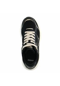 Zwarte sportieve sneaker met een bovenwerk van mesh en leder, crèmekleurige veters en een gewatteerde tong. Beschikt over een logo op de tong en een gestructureerde zool.