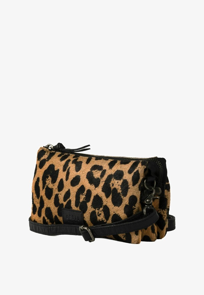 Lille rektangulær crossbody-taske med brunt og sort leopardmønster, sort læderrem og lynlås.
