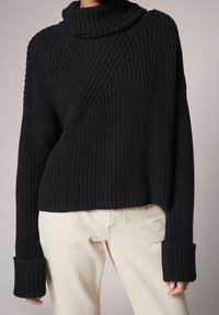 comma casual identity Stickad tröja - black