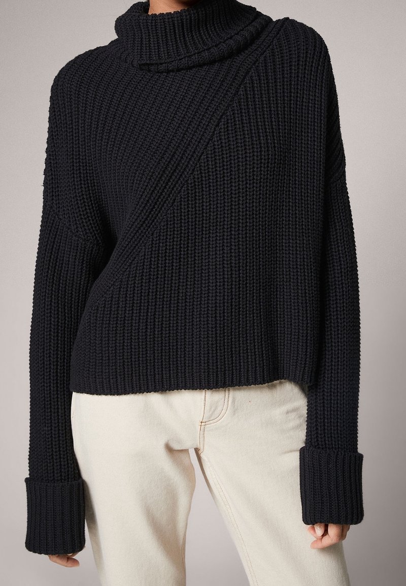 comma casual identity Stickad tröja - black