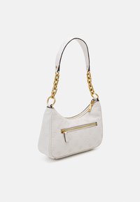 Witte handtas met textuur en een gebogen vorm, gouden kettinghandgreep en een voorzak met ritssluiting. Kenmerkt zich door een reliëflogo op het materiaal.