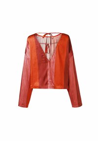 Blouse courte rayée rouge et rose avec manches longues, décolleté en V profond et fermeture par nœud à l'arrière. Texture satinée lisse.