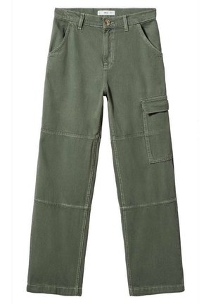 Persona que lleva pantalones cargo verde oliva con grandes bolsillos traseros y laterales, combinados con una camiseta blanca sin mangas de canalé, de pie con las manos en las caderas.