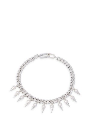 Zilveren kettingarmband met afwisselende spijkers en parels, voorzien van een stevige sluiting en een gepolijste afwerking.