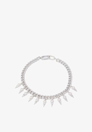 Zilveren kettingarmband met afwisselende spijkers en parels, voorzien van een stevige sluiting en een gepolijste afwerking.