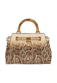 Sac à main structuré avec un motif en peau de serpent beige et marron. Il dispose d'une poignée en bambou, d'une quincaillerie dorée et d'un logo embossé sur le devant.