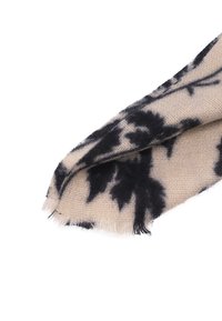 Sciarpa beige e nera con un motivo a tessitura trapuntata. I bordi sono frangiati, con disegni a forma di foglia neri su uno sfondo più chiaro.