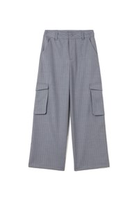 Grijze geweven cargo-broek met een hoge taille, twee zijzakken en twee klepzakken op de dijen. Glad stofoppervlak.