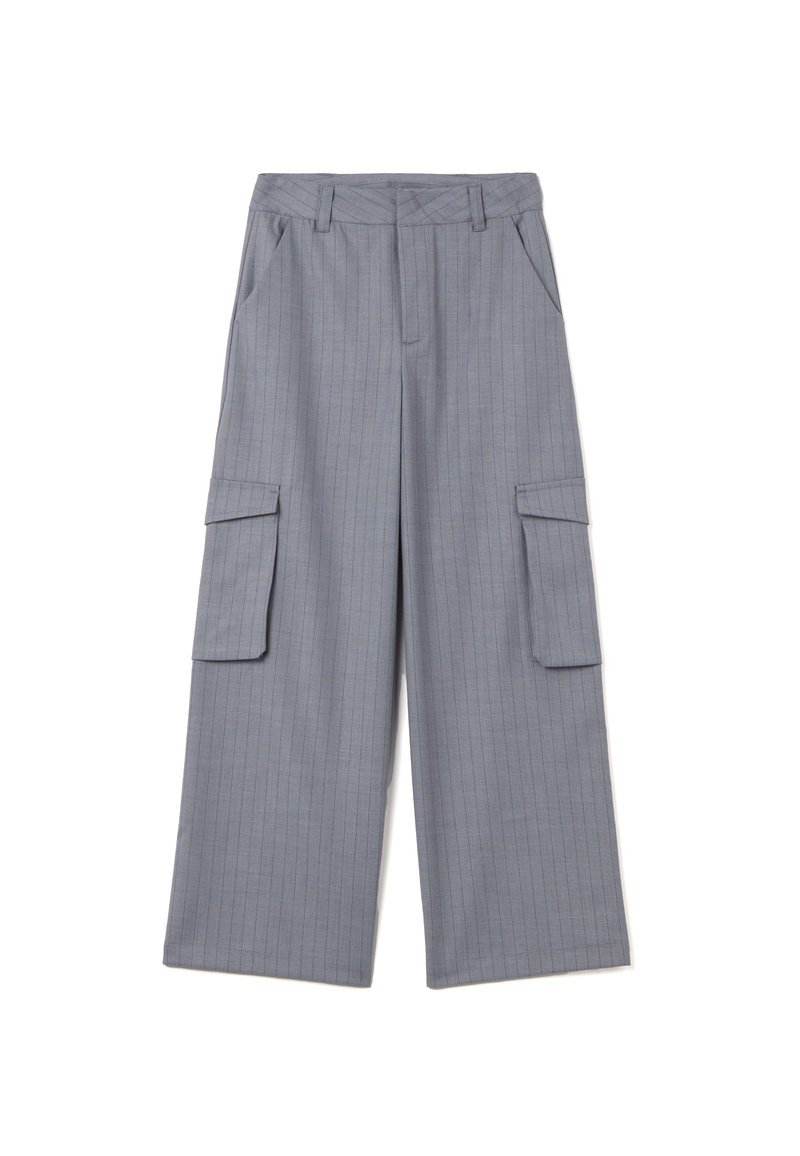 Grijze geweven cargo-broek met een hoge taille, twee zijzakken en twee klepzakken op de dijen. Glad stofoppervlak.