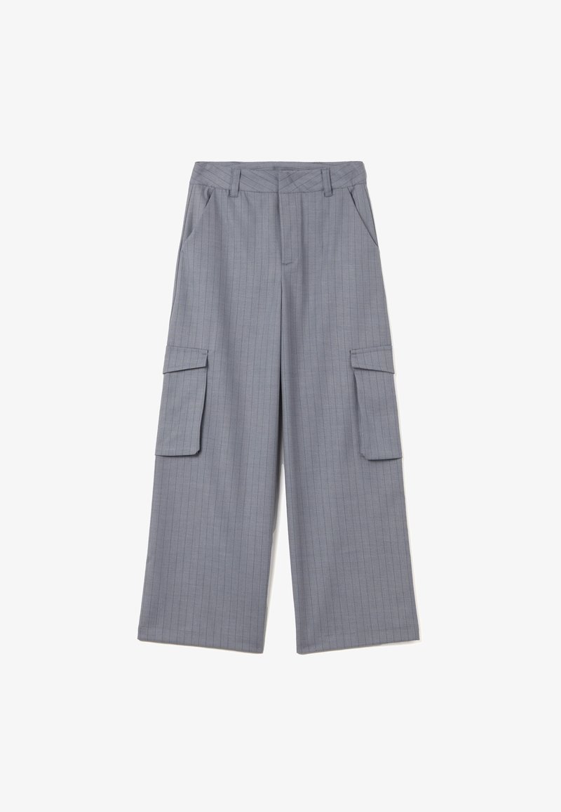 Pantalones cargo de pierna ancha a rayas grises con cintura alta, dos bolsillos laterales y dos bolsillos de solapa en los muslos. Textura de tela suave.