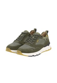 Scarpe da ginnastica verdi con una combinazione di tessuto e scamosciato, punta arrotondata, lacci, accenti gialli a contrasto e suola in gomma spessa.