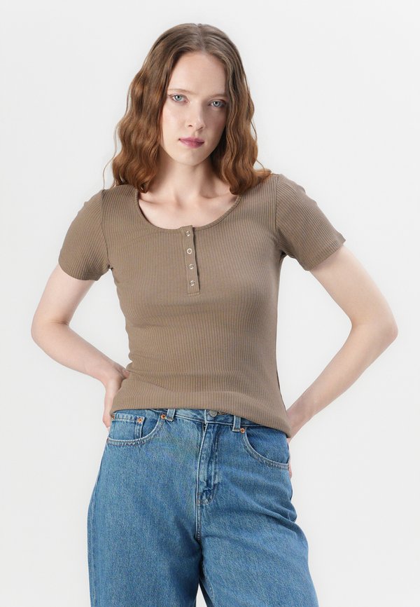 PCKITTE - Basic T-shirt - fossil4