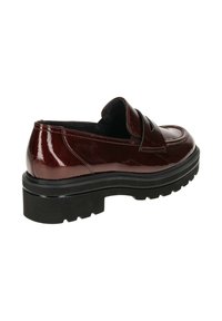 Bordowe lakierowane loafersy na grubej, czarnej gumowej podeszwie, z okrągłym noskiem i szerokim paskiem na podbiciu.