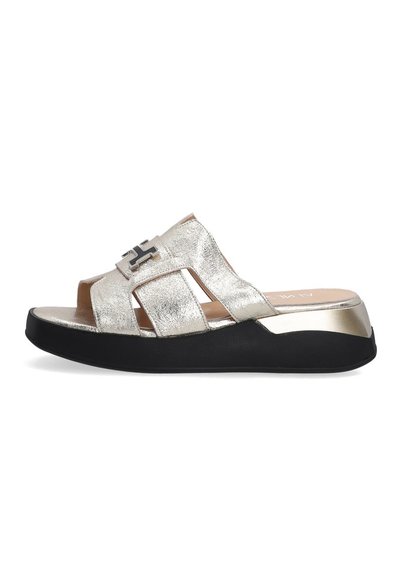 Zilveren metallic slide sandaal met zwarte zool, featuring open straps en een decoratieve zilveren accent. Gladde textuur en een laag-profiel ontwerp.