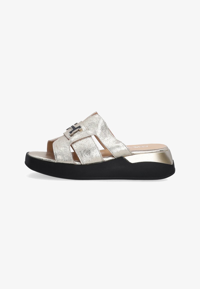 Zilveren metallic slide sandaal met zwarte zool, featuring open straps en een decoratieve zilveren accent. Gladde textuur en een laag-profiel ontwerp.