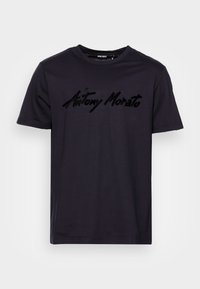 Černé bavlněné tričko s texturovaným, vyvýšeným logem "Antony Morato" v kurzívě přes hrudník. Klasický kulatý výstřih.