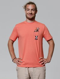 Korallenfarbene Baumwoll-T-Shirt mit kurzen Ärmeln, das ein Grafikdesign aus Cartoon-Pandas und Essstäbchen im Bereich der vorderen Taschen hat.