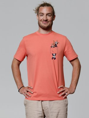 Koraalkleurig katoenen T-shirt met korte mouwen, voorzien van een grafisch ontwerp van cartoon panda's en eetstokjes op het voorzakgebied.
