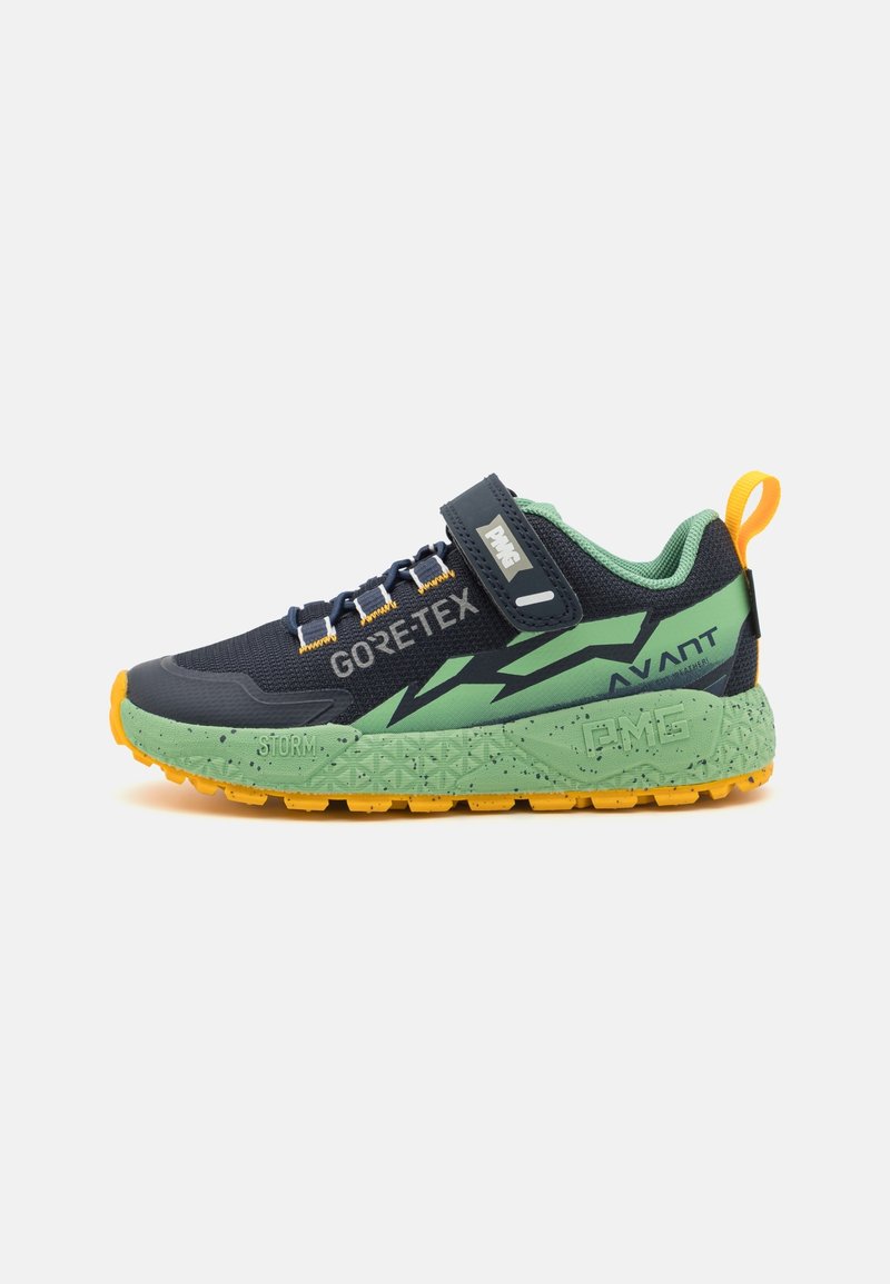 Chaussure de sport pour enfant avec semelle verte, empeigne bleu marine, semelle extérieure jaune et bride Velcro portant les mentions "PME" et "GORE-TEX" sur le côté.