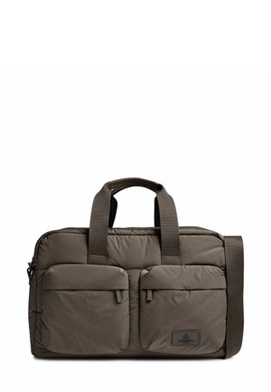 Sac de sport rembourré marron avec deux poches avant, poignées robustes et une bandoulière ajustable. Tissu texturé avec une patch logo.