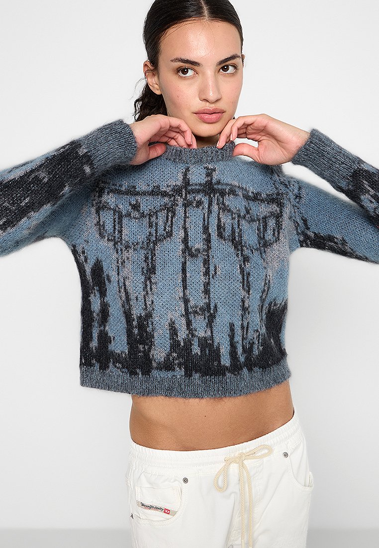 Gekürzter Pullover in Blau und Schwarz mit einer flauschigen Textur und abstrakten Mustern. Rundhalsausschnitt und lange Ärmel.