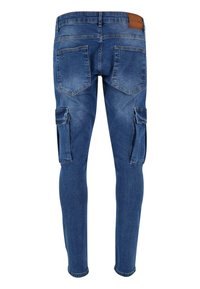 Pantalons cargo en denim bleu coupe skinny, dotés de deux poches cargo latérales, de cinq poches traditionnelles et d'un patch en cuir sur la taille.
