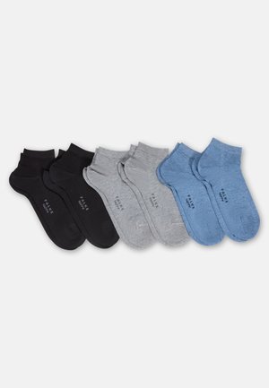 Trzy pary skarpetek do kostek w kolorach czarnym, szarym i niebieskim, ułożone obok siebie na białym tle.