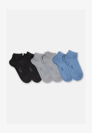 Drei Paar Knöchelsocken in Schwarz, Grau und Blau, nebeneinander auf einem weißen Hintergrund ausgelegt.