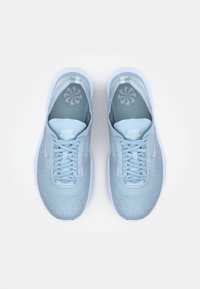 Vaaleansiniset Nike-juoksukengät, joissa on verkkomainen yläosa, nauhakuvaus ja valkoinen pohja. Sisäpuolella on pehmeä kangasvuori ja logotieto.