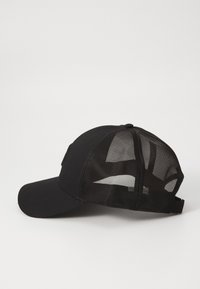 Svart caps med solid frontpanel og mesh bak. Har en buet skjerm og justerbar stropp for en sikker passform.