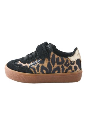Zapatilla baja para niño pequeño con tela de estampado de leopardo, detalles en ante negro, lengüeta de talón beige, cierre de velcro y suela de goma color caramelo.