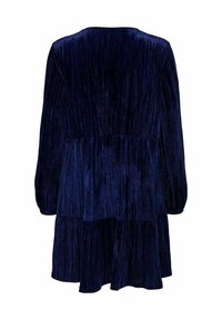 Robe longue en velours bleu foncé à manches longues, avec un design à étages et un ourlet légèrement évasé, vue de dos sur fond blanc.