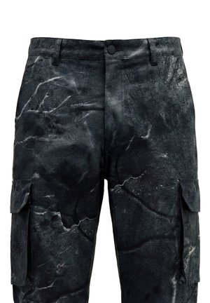 Zwarte cargoshorts met een gestructureerd, gebarsten stenenpatroon en klepzakken aan elke voorkant, knoopsluiting in de taille.