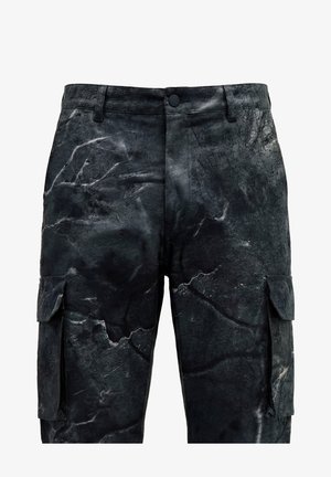 Schwarze Cargo-Shorts mit einem strukturierten, rissigen Steinstreifenmuster und Klappentaschen an jeder Vorderseite, mit Knopfverschluss an der Taille.