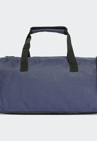 Borsa a tracolla blu realizzata in tessuto durevole. Presenta due manici neri e una chiusura con zipper. Texture liscia con dettagli minimi.