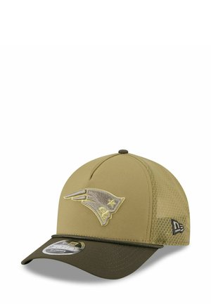 Khaki-Baseballcap mit Mesh-Rückseite, die auf der Vorderseite ein auffälliges gesticktes Logo in Grau und Gelb zeigt. Gebogener Schirm mit dunkelgrüner Einfassung.