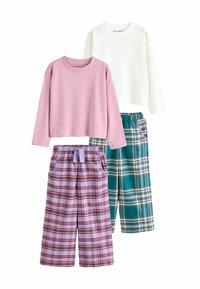 Twee sets van lange mouwen tops en geruite wijde broek; één set in roze met paarse ruit, de andere in wit met groene ruit, beide casual kleding.