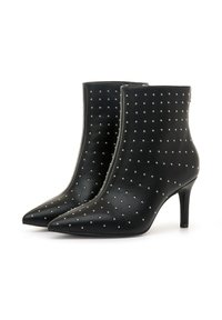 Botas de tobillo de cuero negro con puntas afiladas, adornadas con acentos plateados, que presentan un tacón alto y una textura suave.