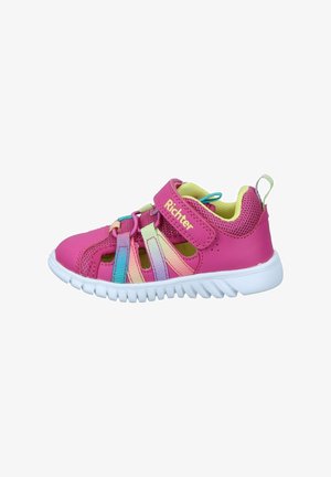 Roze kindersneaker met gaaszijkanten, klittenbandsluiting en multicolor accenten. Witte rubberen zool met een gestructureerd profiel voor grip.