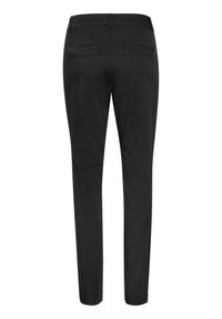 Pantalons noirs à coupe slim, fabriqués à partir d'un tissu lisse, présentant un devant plat, deux poches arrière et une coupe droite.