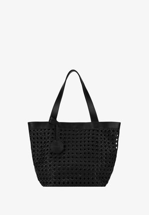 Schwarze geflochtene Tragetasche mit Ledergriffen, ausgestattet mit einem runden Anhänger und offenem Geflechtmuster für Belüftung. Strukturierte Form ohne Verschluss.