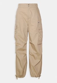 Pantalones cargo beige hechos de una tela ligera, con dos bolsillos laterales, puños elásticos y un acento de logo en el lado derecho.