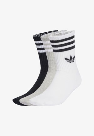 Tre paia di calzini alti in nero, grigio e bianco, con texture a coste, tre strisce orizzontali e un logo Adidas sul lato.