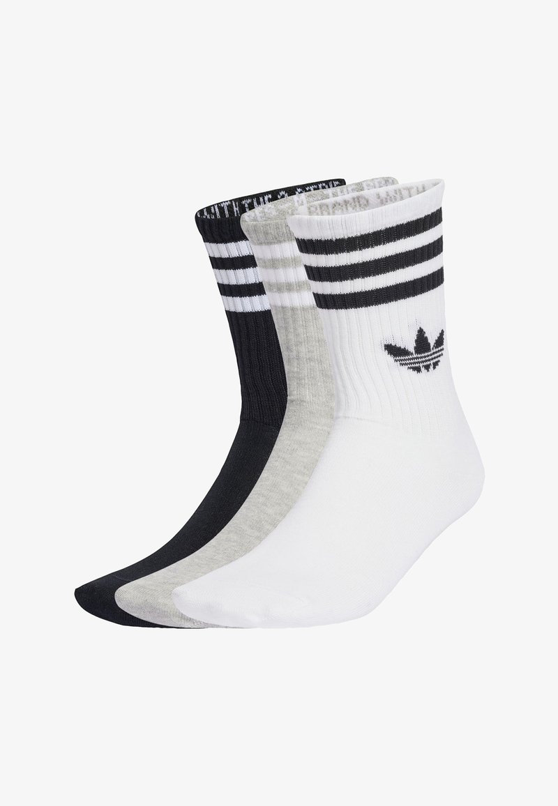 Três pares de meias de desporto em preto, cinza e branco, com textura canelada, três riscas horizontais e um logótipo da Adidas de lado.