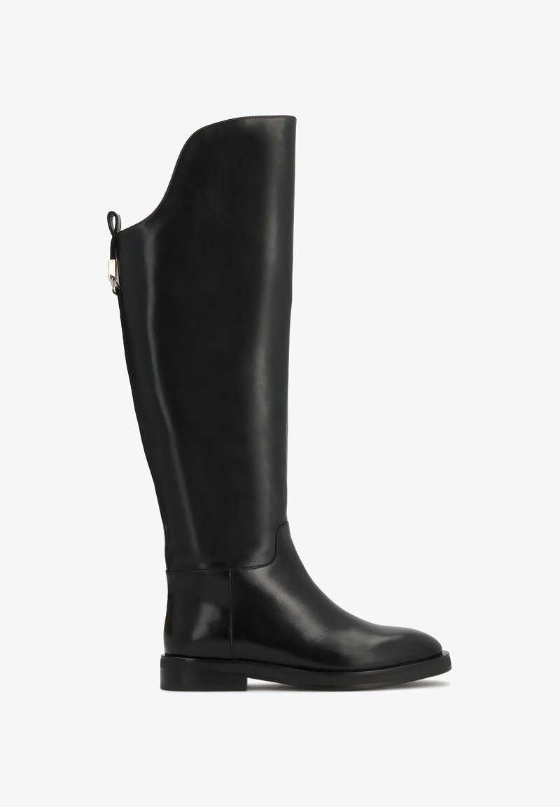 Botte haute en cuir noir avec un petit talon, bout arrondi, fermeture éclair latérale et languette à tirer en haut à l'arrière.